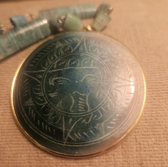 VERY SPECIAL VTG JADE NECKLACE. LARGE HAND CARVED DISC ENCIRCLED IN GOLD . - Picture 3 of 5
